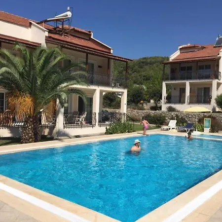 Stunning Spacious Poolside 2-bed Apt In