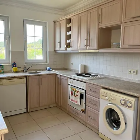 Stunning Spacious Poolside 2-bed Apt In *