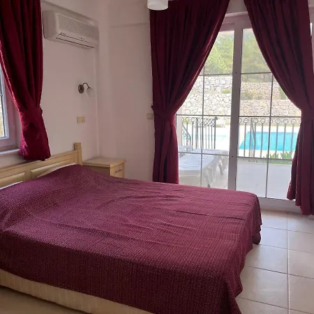 Stunning Spacious Poolside 2-bed Apt In