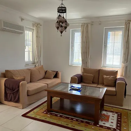 Stunning Spacious Poolside 2-bed Apt In