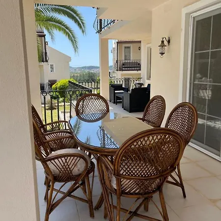 Διαμέρισμα Stunning Spacious Poolside 2-bed Apt In
